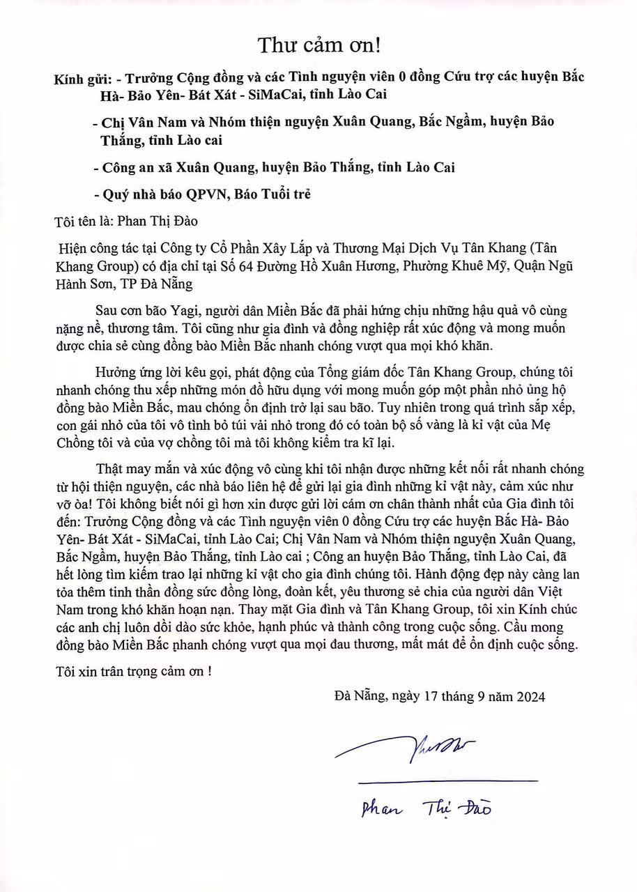 Công an xã bàn giao túi vàng bị bỏ quên thùng đồ từ thiện cho chủ sở hữu -0