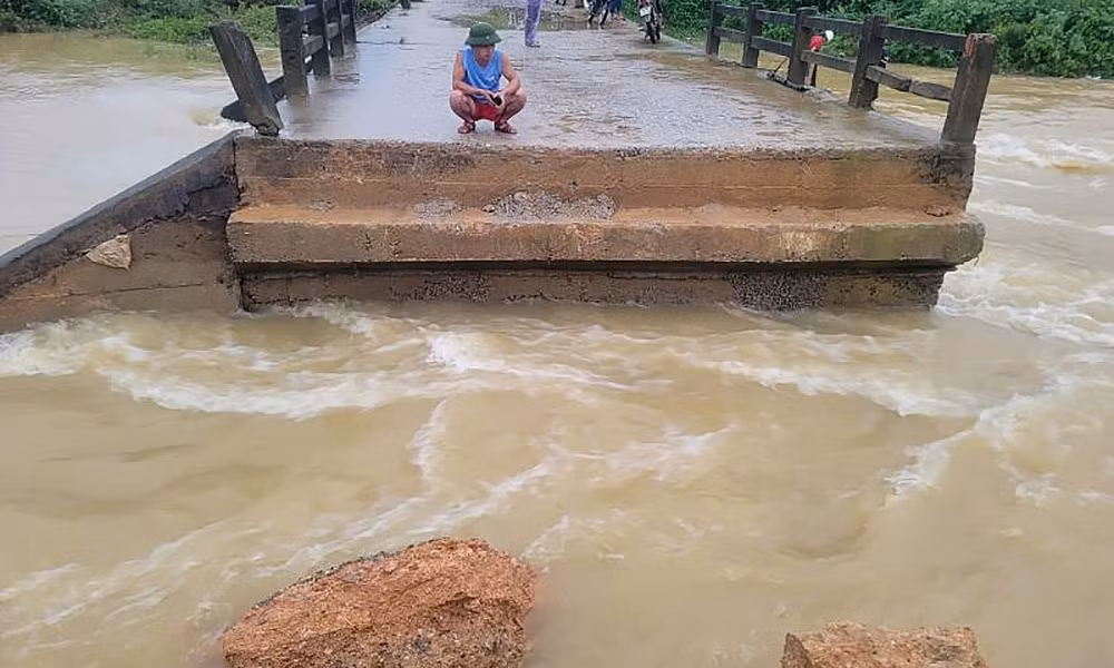 Công an tỉnh Thanh Hoá chung tay cùng nhân dân phòng, chống lũ lụt -0