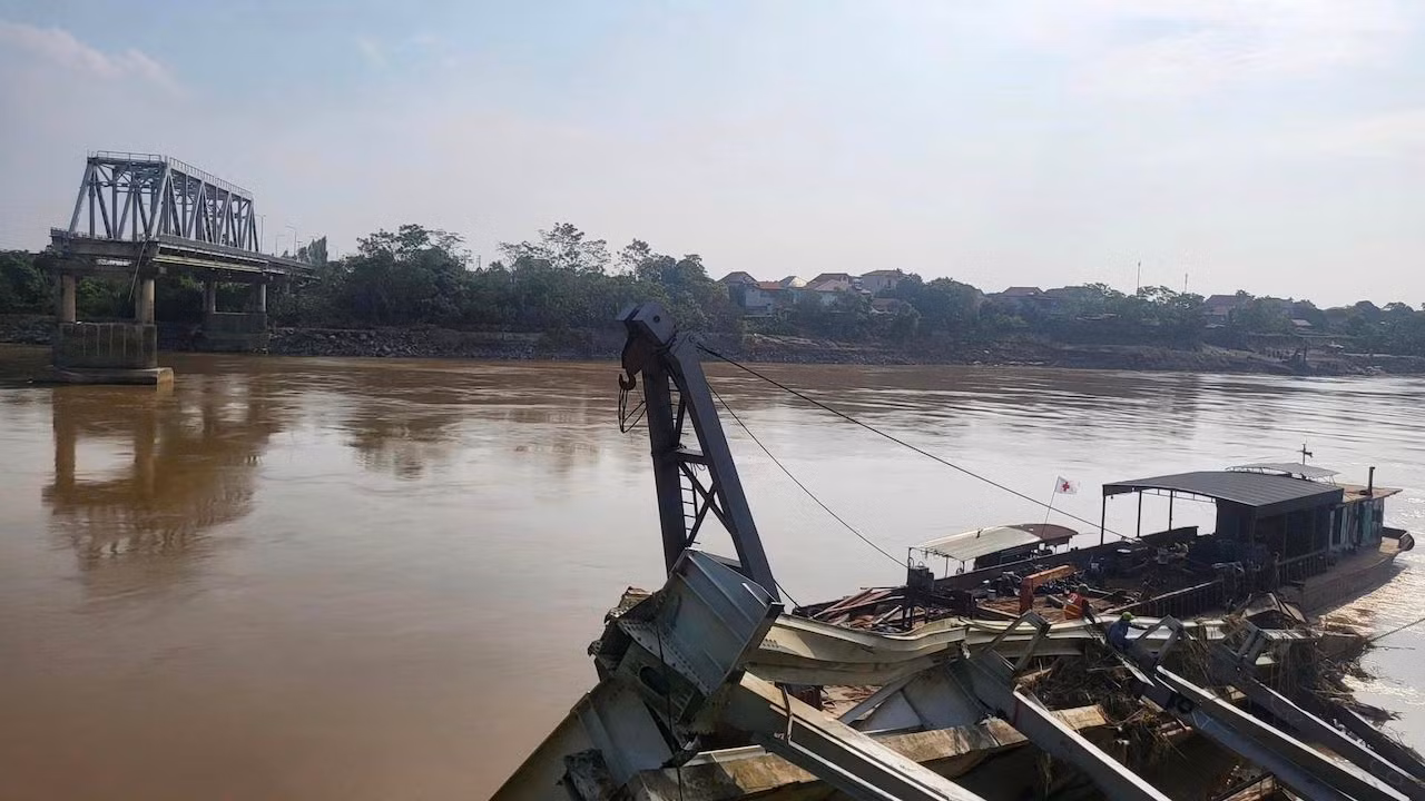 Đẩy nhanh tiến độ trục vớt nhịp cầu Phong Châu và phương tiện gặp nạn -2