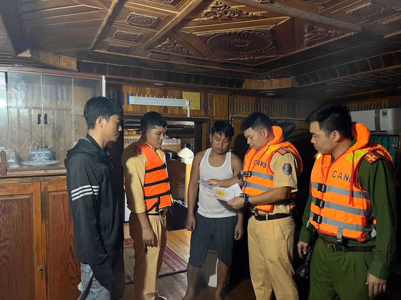 Bắt giữ 2 tàu khai thác cát trái phép trên sông Hồng -0