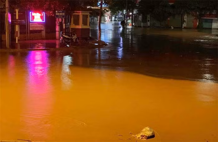 Cả đêm mưa lớn nhiều tuyến đường ở Sơn La ngập sâu -0