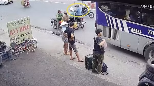 Bắt tên cướp giật dây chuyền của người phụ nữ đang đón xe về quê