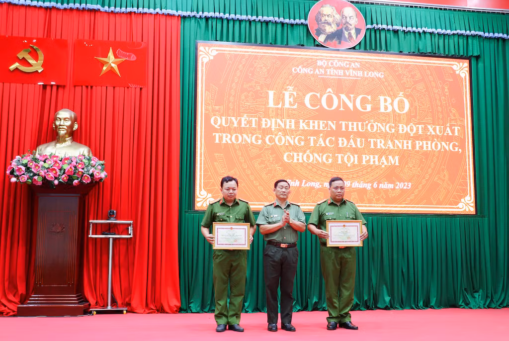 đại tá phan ngọc tính - phó giám đốc công an tỉnh trao bằng khen 01 tập thể và 01 cá nhân.jpg -0