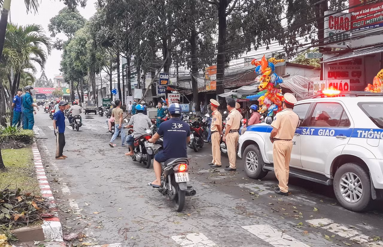 Dông lốc làm ngã, gãy nhiều cây xanh trên Quốc lộ 57 -0