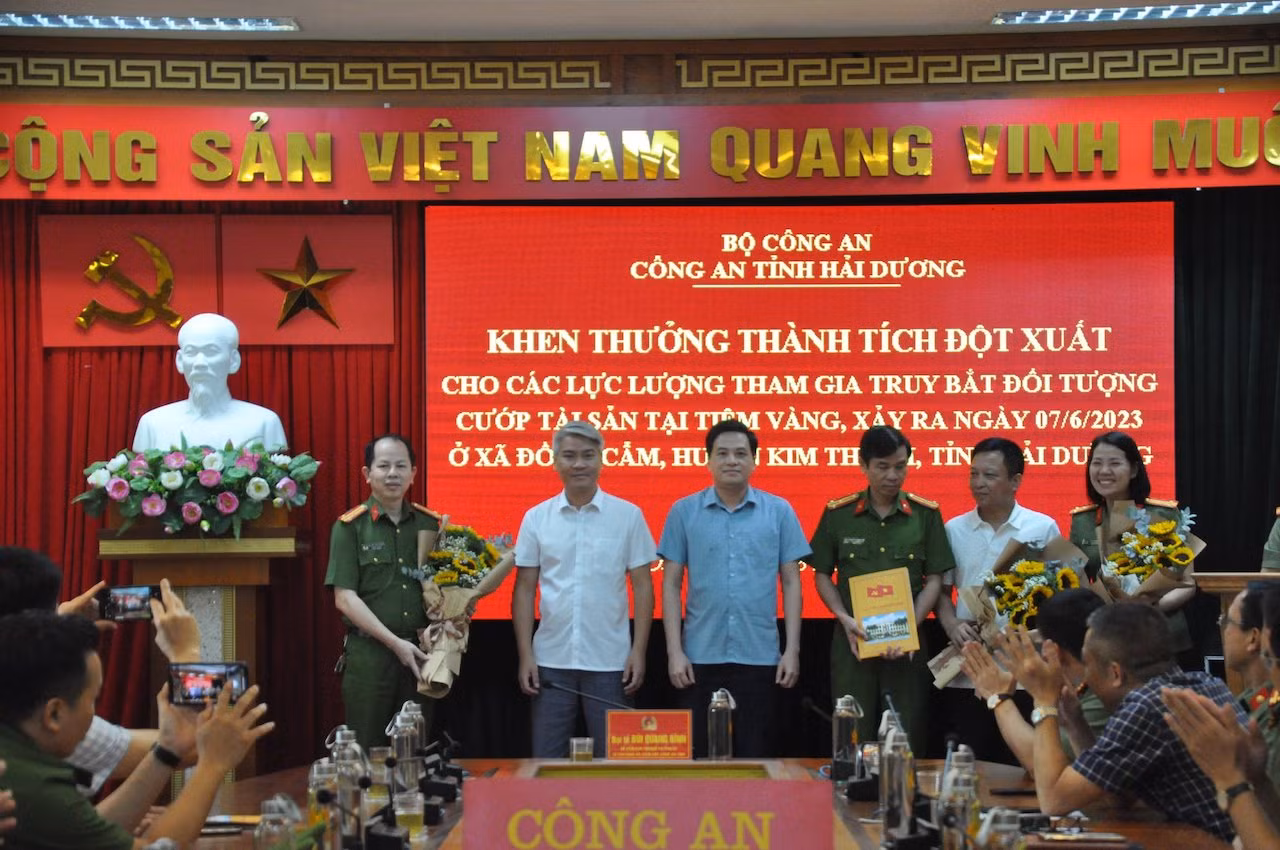 Giám đốc Công an tỉnh Hải Dương khen thưởng đột xuất các đơn vị phá nhanh vụ cướp tiệm vàng -0