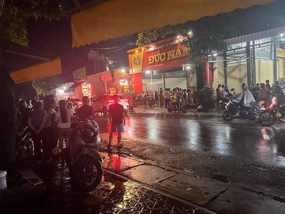 Cướp xông vào tiệm vàng, nổ súng bắn trọng thương gia chủ ở Hải Dương -0