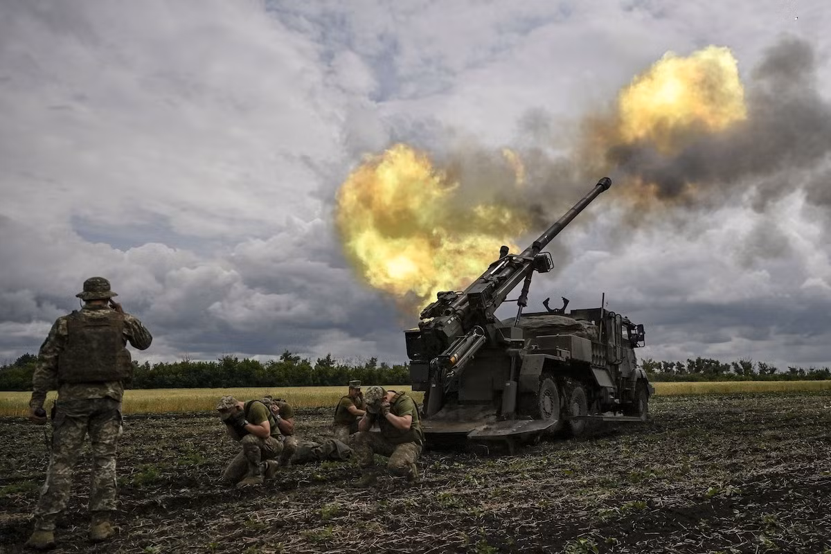Pháo binh Nga tập kích đoàn tăng Leopard 2A4 của Ukraine -0