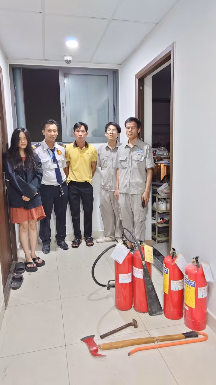 Nhờ được tập huấn, dập tắt nhanh đám cháy tại chung cư -0