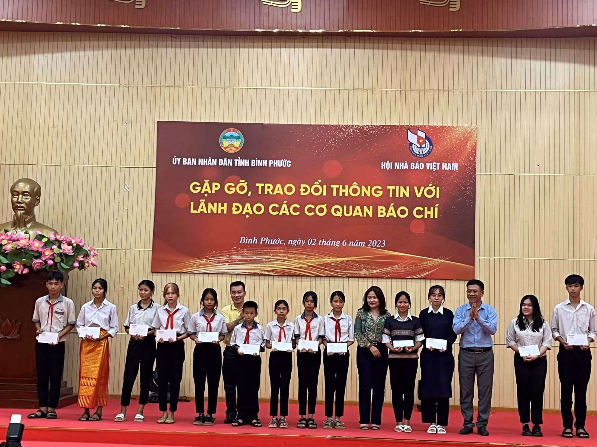Hội nhà báo Việt Nam trao cờ Tổ quốc, học bổng và trồng cây tại tỉnh Bình Phước -0