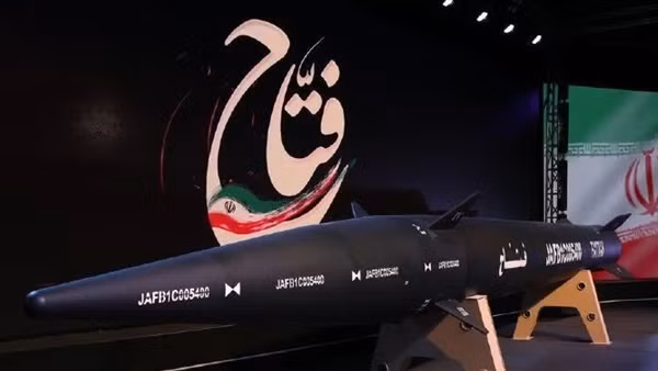 Iran công bố tên lửa siêu vượt âm đầu tiên