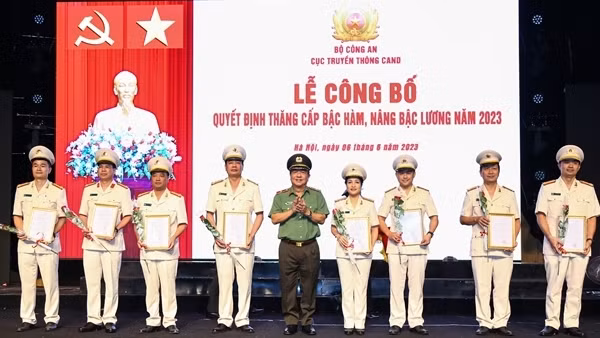 Cục Truyền thông CAND công bố Quyết định thăng cấp bậc hàm, nâng bậc lương năm 2023