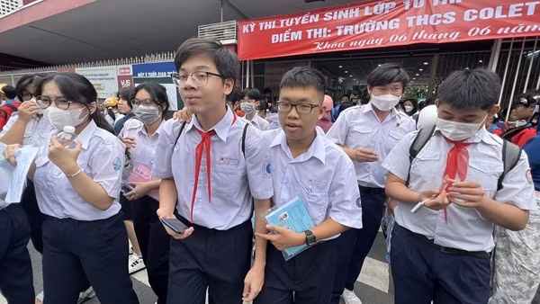 Thí sinh tại TP Hồ Chí Minh phấn khởi sau khi thi môn Ngữ văn vào lớp 10