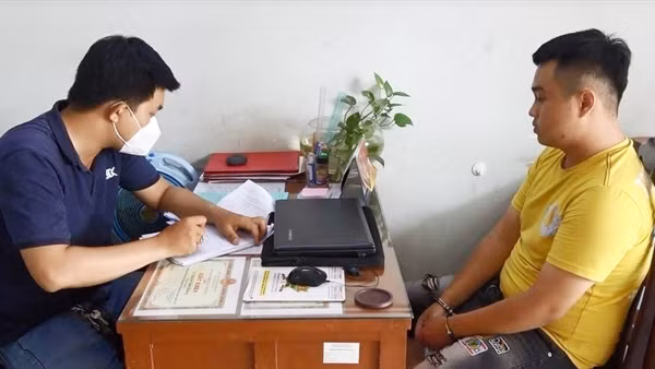 Vờ mua hàng rồi cướp dây chuyền của chủ tiệm tạp hóa