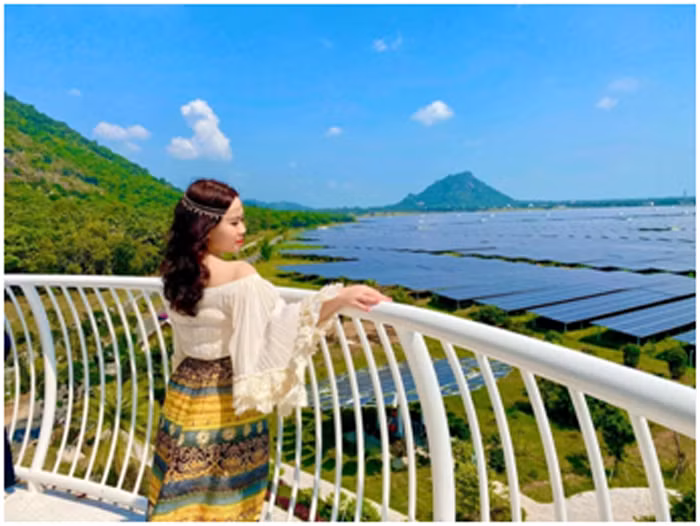 Mở cửa tham quan Nhà máy Điện mặt trời đẹp nhất Việt Nam -0