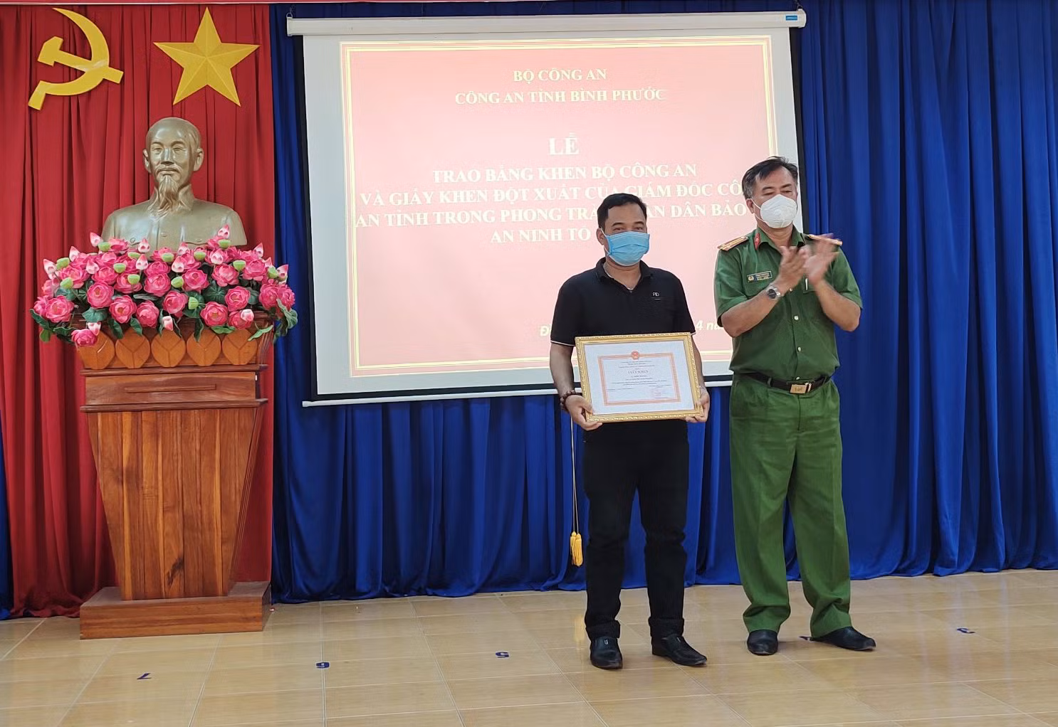 Trao Bằng khen của Bộ Công an các tập thể có thành tích xuất sắc -0