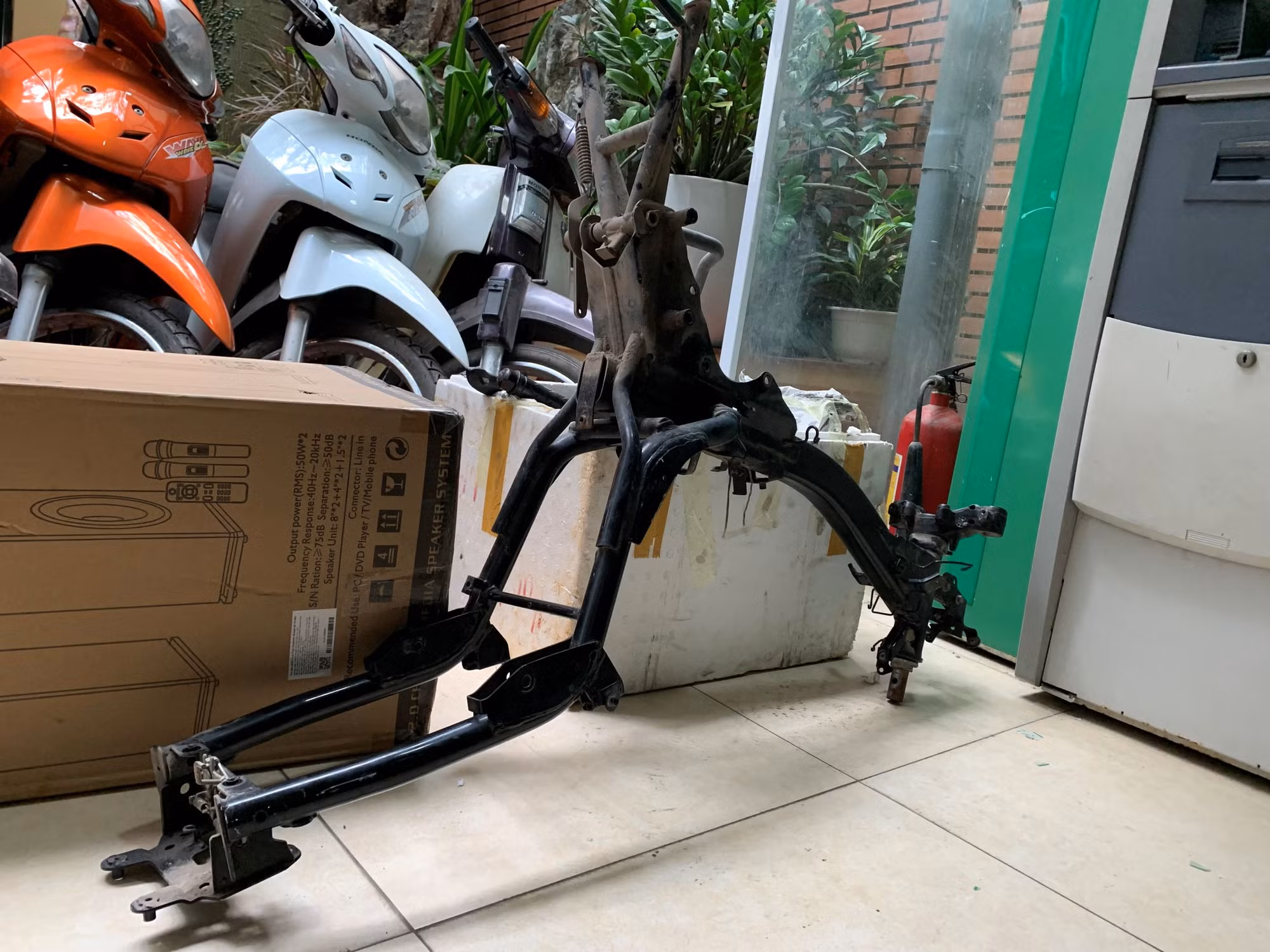 Bắt đối tượng tiêu thụ, thu giữ gần 80 xe máy không rõ nguồn gốc -0