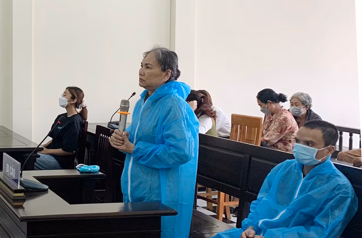 Xét xử vụ án buôn lậu do vợ cán bộ Biên phòng chủ mưu cầm đầu -0