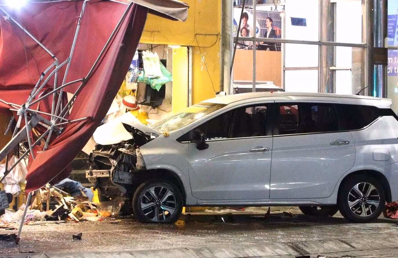 Bắt giam tài xế say rượu lao xe vào tiệm bánh mì -0