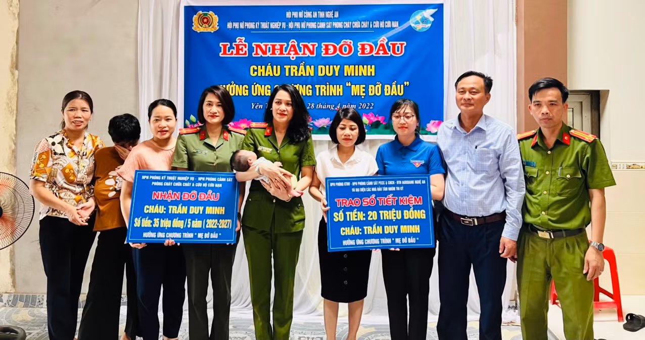 Một cháu bé có hoàn cảnh đặc biệt khó khăn được Hội phụ nữ Công an tỉnh Nghệ An nhận làm mẹ đỡ đầu -0