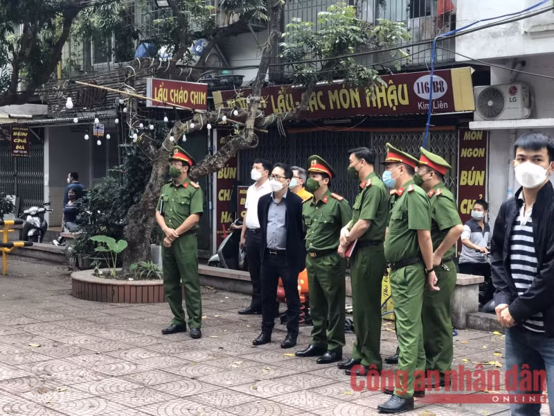 Người dân xót xa, bất lực khi không thể tiếp cận cứu người khi -1