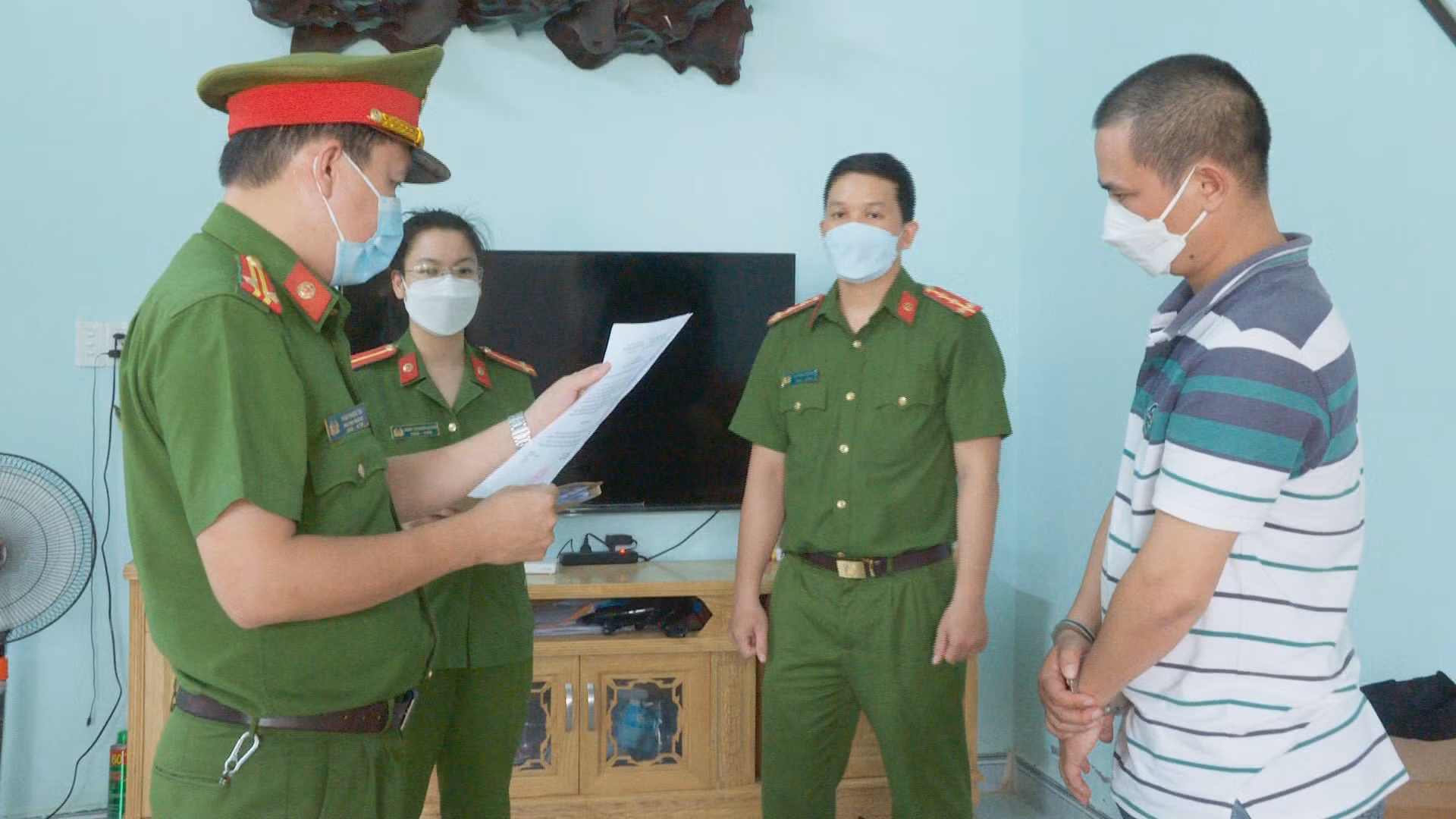 Nhân viên công ty ăn chặn tiền khách hàng -0