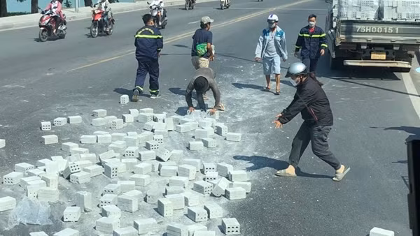Cảnh sát chữa cháy vác gạch giúp người dân gặp nạn trên đường