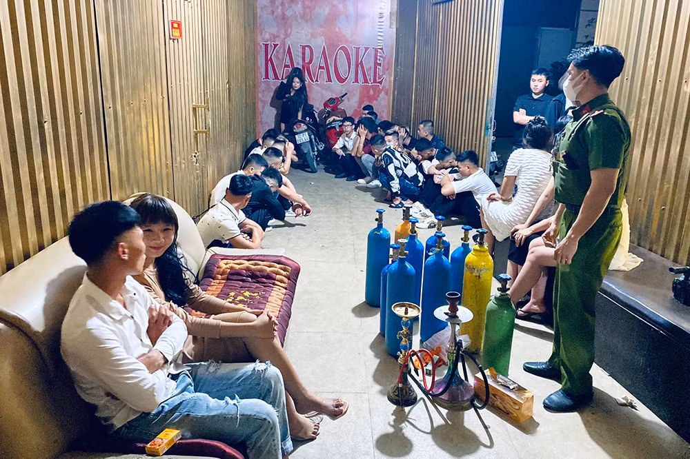 hàng chục thanh thiếu niên tụ tập bay lắc tại quán karaoke mr. hưng bị lực lượng công an huyện cao lộc kiểm tra, phát hiện bắt quả tang.jpg -0