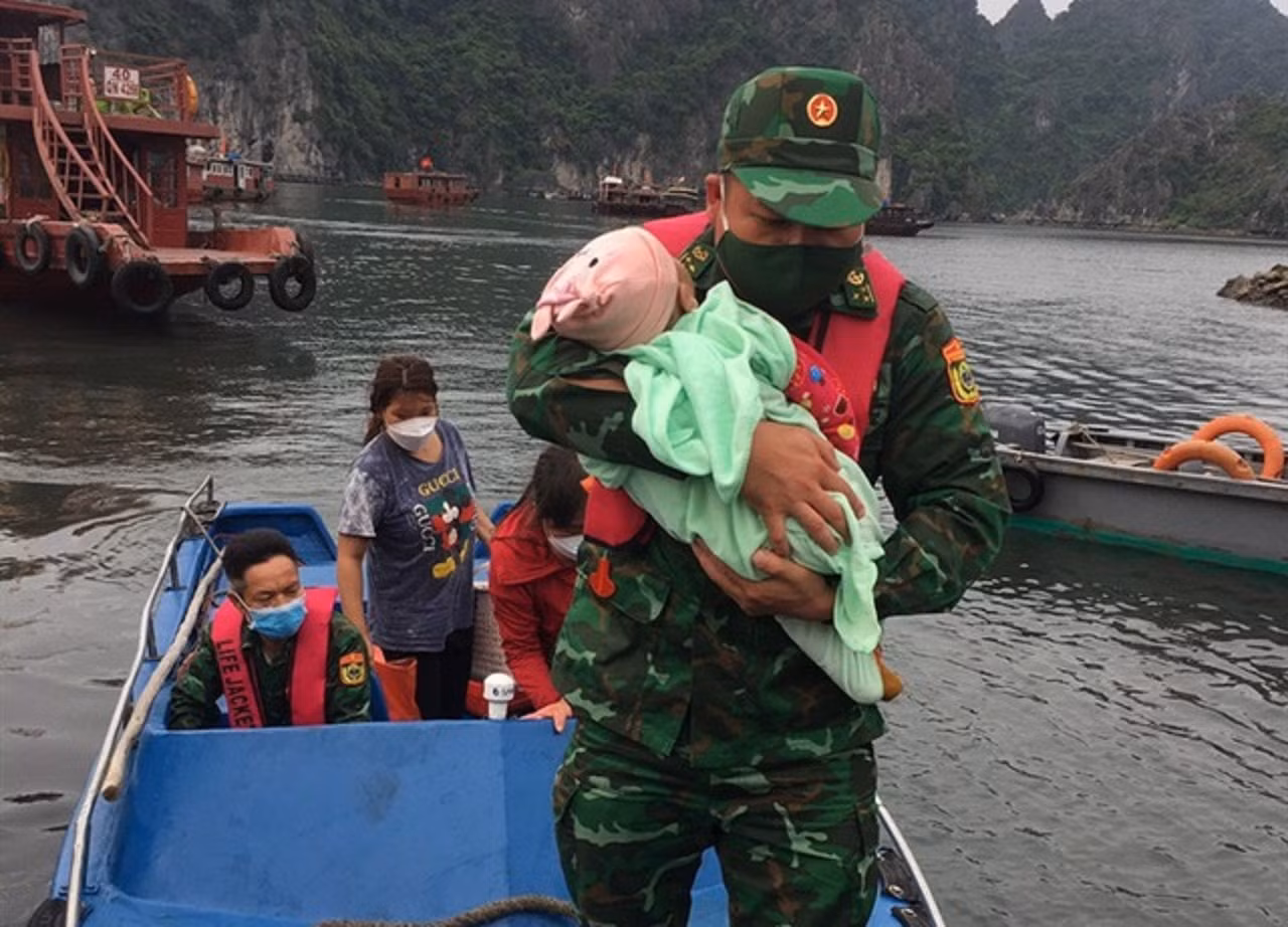 Rơi xuống biển, bé 1 tuổi được bộ đội biên phòng Quảng Ninh cứu sống -0