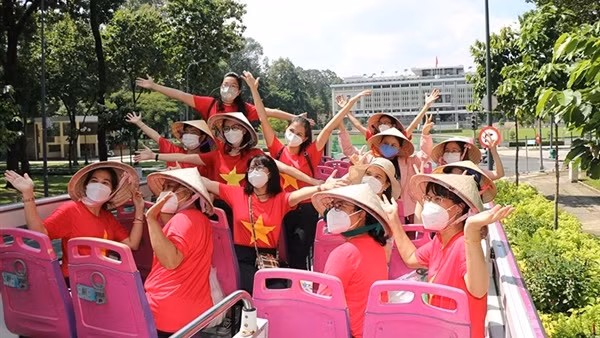 Trường THPT Nguyễn Duy Trinh đón nhận Huân chương Lao động hạng Nhất ảnh 2