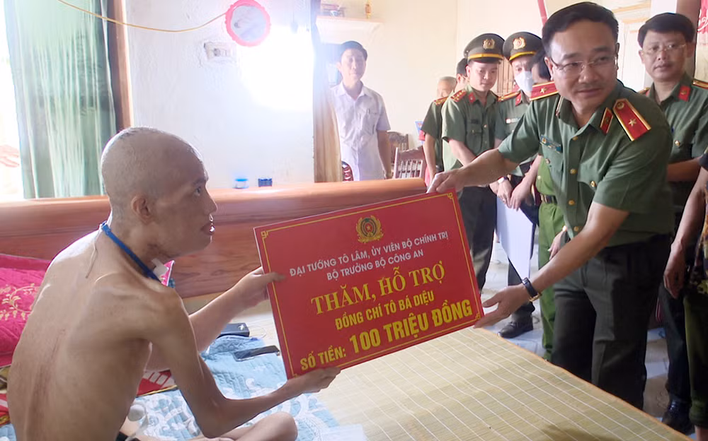 1. giám đốc công an tỉnh nghệ an thừa lệnh bộ trưởng, đến thăm hỏi và động viên gia đình đồng chí tô bá diệu.jpg -0