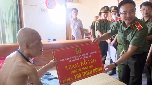 Báo CAND trao tặng 200 phần quà và 50 xe đạp cho học sinh, người nghèo ở Quảng Trị ảnh 13