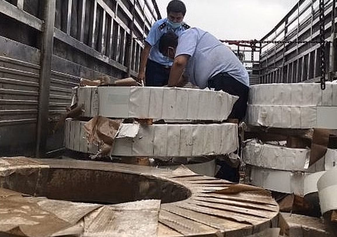 Phát hiện xe tải chở 60 cuộn kim loại nặng 25 tấn không rõ nguồn gốc -0