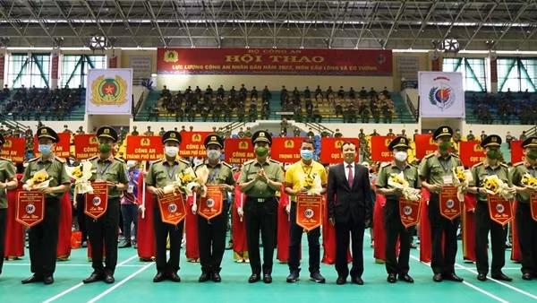Hội thao kỷ niệm 60 năm Ngày truyền thống lực lượng CSND ảnh 3
