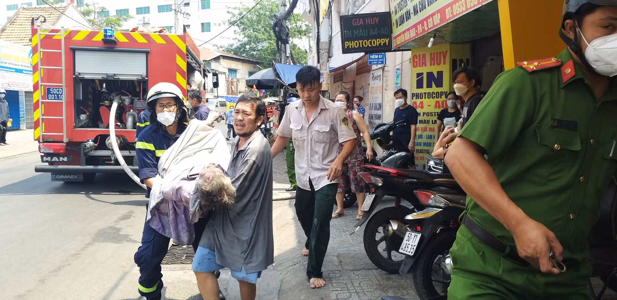 Cứu cụ bà và con rể cùng bị mắc kẹt trong đám cháy gác gỗ -0