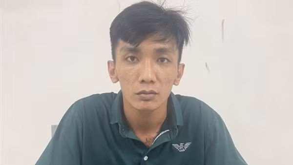 Khởi tố đối tượng mang xăng đốt nhà để đòi nợ
