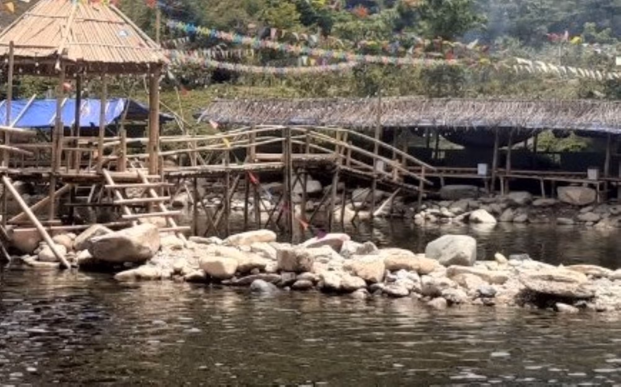 Bị xử phạt vẫn ngang nhiên chặn suối A Lin làm điểm du lịch trái phép -0