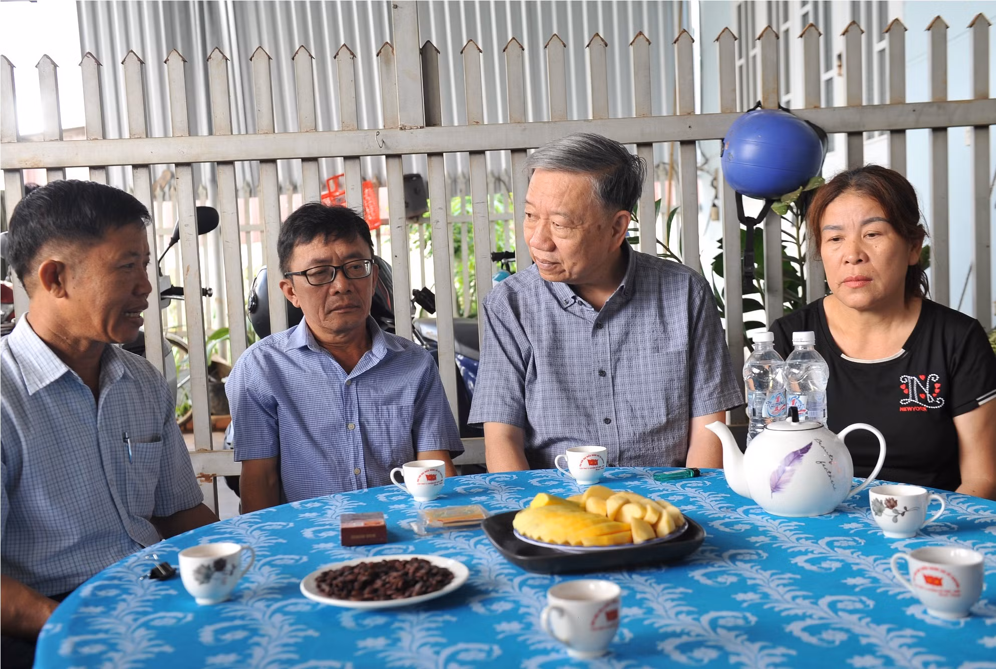 Bộ trưởng Tô Lâm thăm, động viên các gia đình liệt sỹ tại Đắk Lắk -0