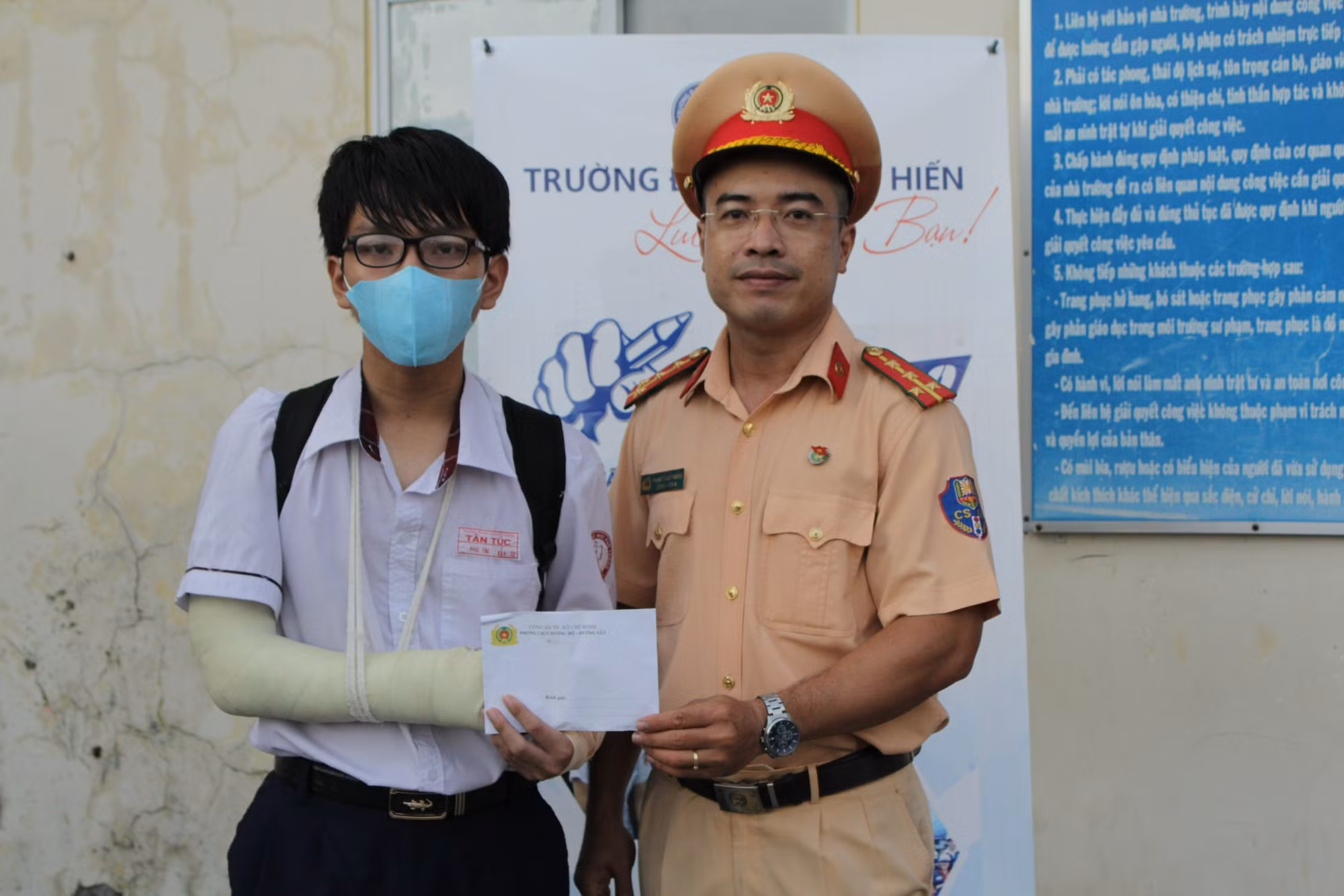 TP Hồ Chí Minh: CSGT hỗ trợ kinh phí và đưa đón thí sinh gãy hai tay đến điểm thi -0