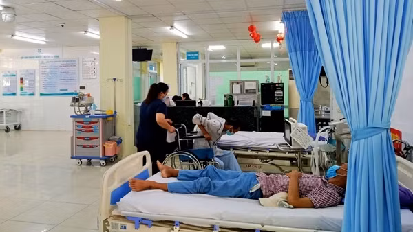7 du khách nhập viện cấp cứu nghi ngộ độc thực phẩm