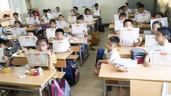 Trường chuyên và câu chuyện thi đua trong giáo dục