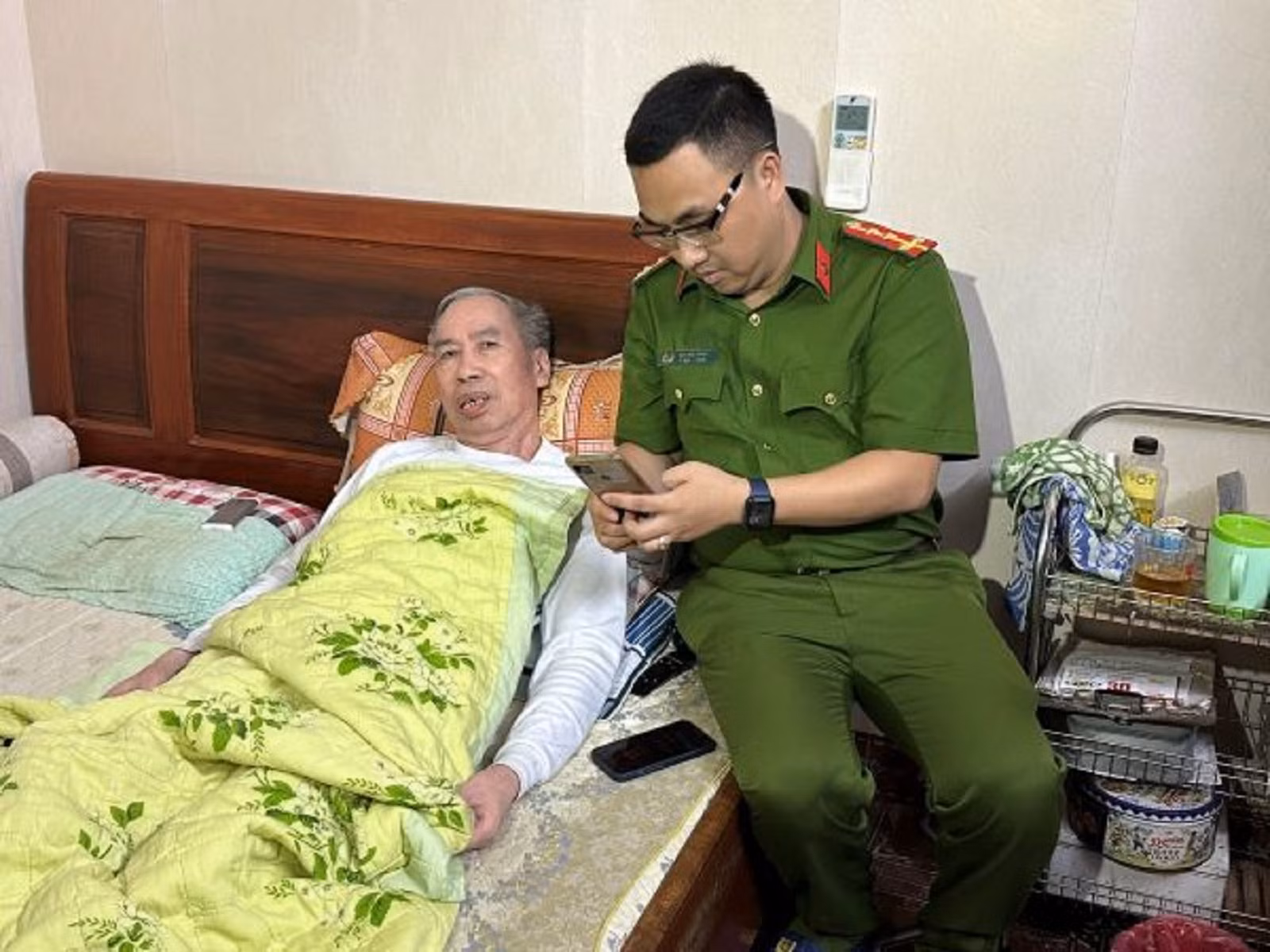 02 cong an quan ngo quyen den tan nha giup nguoi dan khong di chuyen duoc thuc hien kich hoat.jpg -0