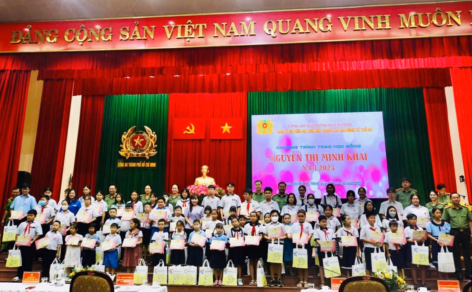 Công an TP Hồ Chí Minh tặng học bổng cho con cán bộ chiến sĩ khó khăn, hiếu học -0