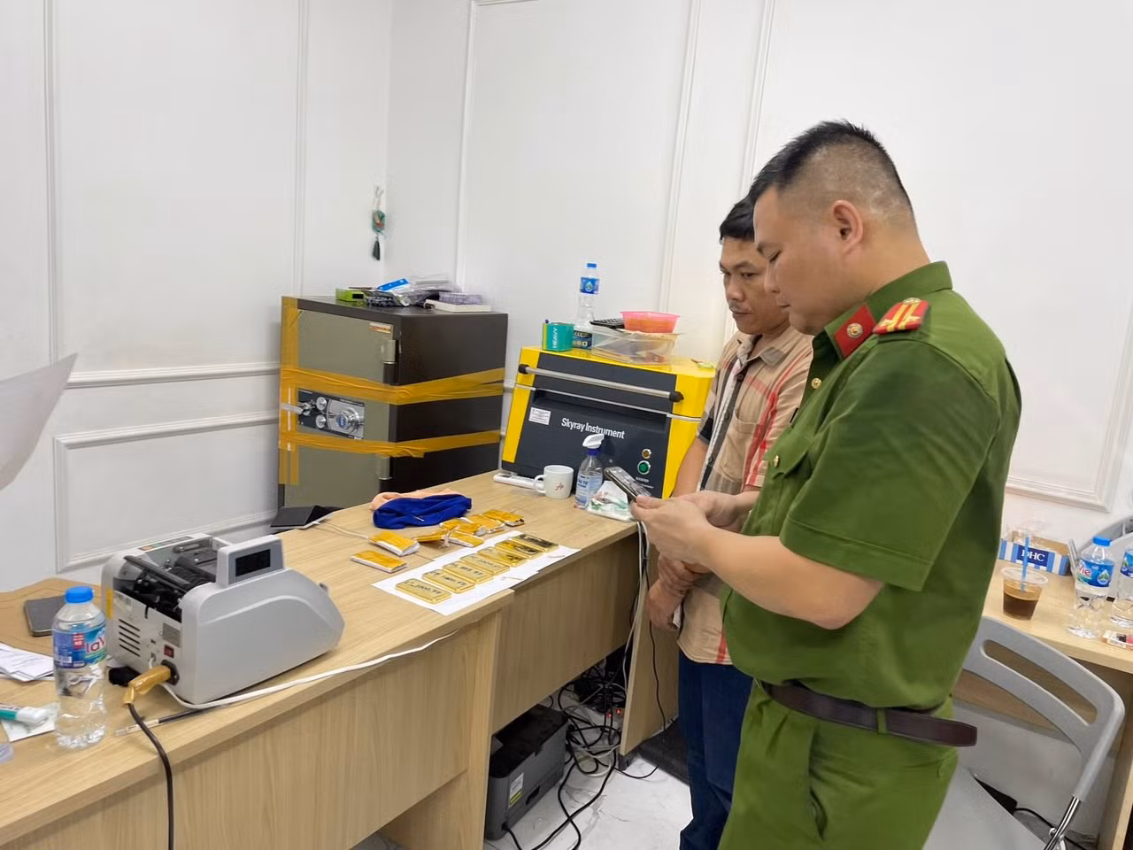 Những hình ảnh mới nhất trong vụ bắt giữ trùm buôn lậu 3 tấn vàng từ Lào về Việt Nam -0