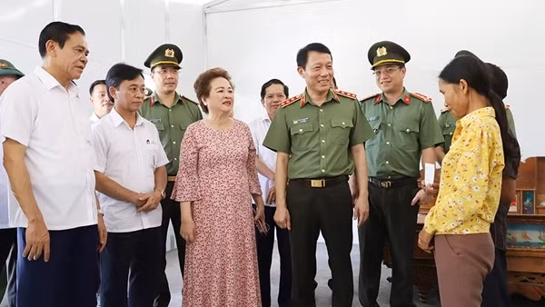 Bộ Công an trao tặng 1.000 ngôi nhà cho các hộ gia đình khó khăn ở Hà Tĩnh