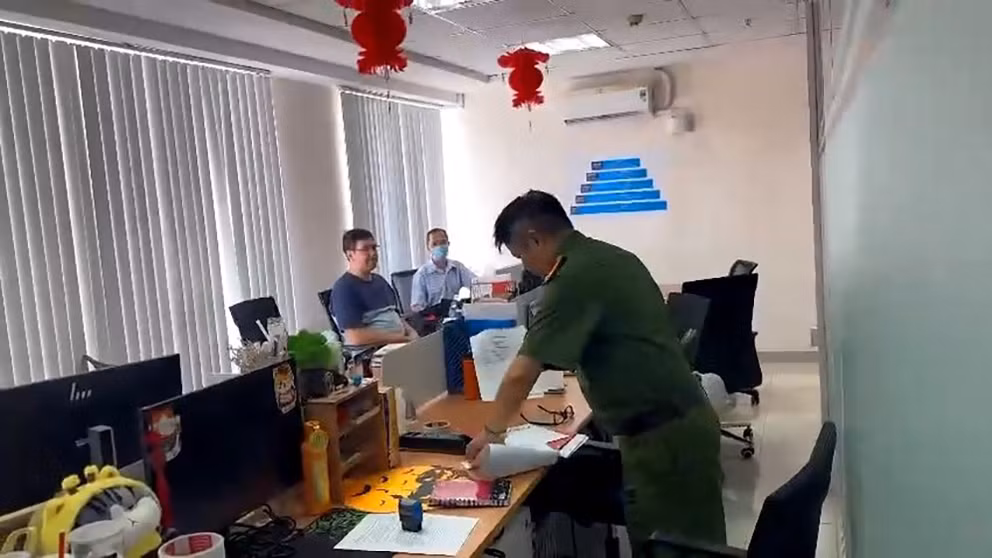 Gã ngoại quốc điều hành đường dây “tín dụng đen” -0