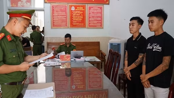 “Nói chuyện” bằng dao tự chế, 3 thanh niên bị khởi tố về hành vi giết người