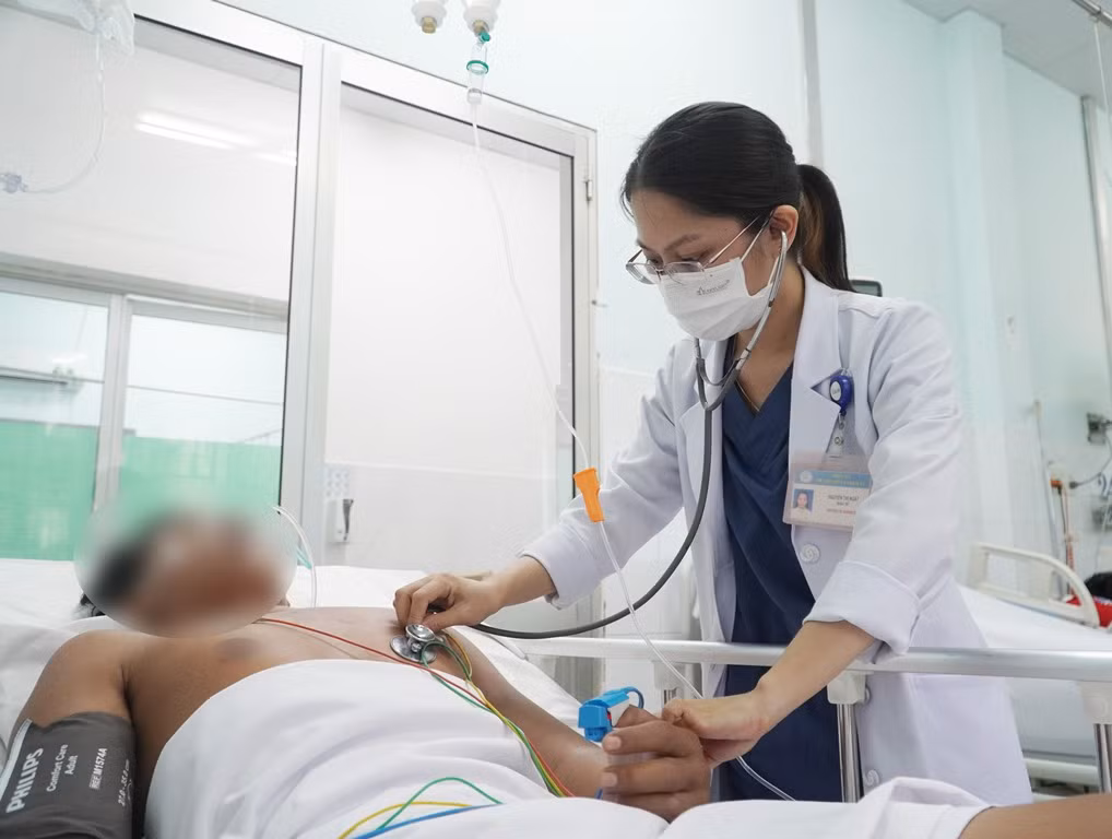 Truyền liên tiếp 10 lọ huyết thanh để cứu sống người đàn ông bị rắn hổ mang chúa cắn -0