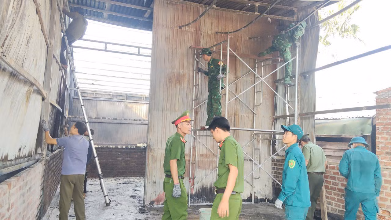 Công an, Bộ đội chung tay xây lại mái ấm cho gia đình bị hoả hoạn nơi vùng biên giới -0