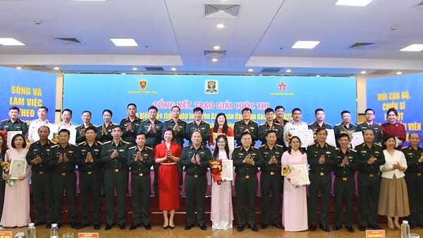 Trao giải cuộc thi “Tìm hiểu kiến thức pháp luật trên Báo Quân đội nhân dân” năm 2025