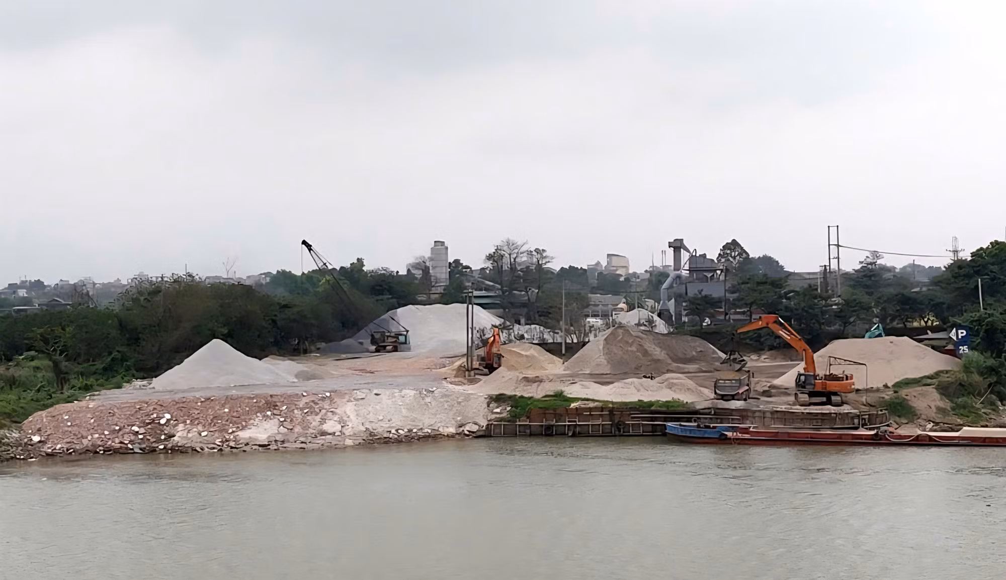 Hà Nội: Lỏng lẻo trong công tác quản lý, xử lý hoạt động bến bãi dọc các tuyến sông -0